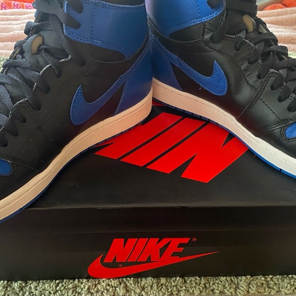 Air Jordan 1 Retro High OG - EUC - Picture 3 of 7